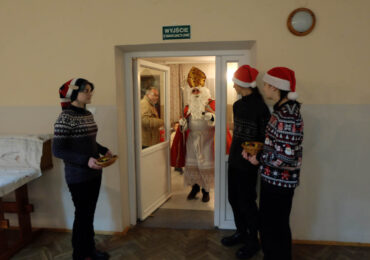 Święty Mikołaj w Domu Ludowym wręczył dzieciom prezenty